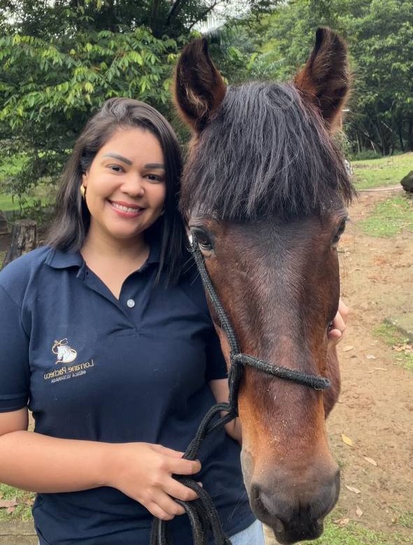 Dra Lorrane com seu cavalo Coliseu da Invejada (21 anos)